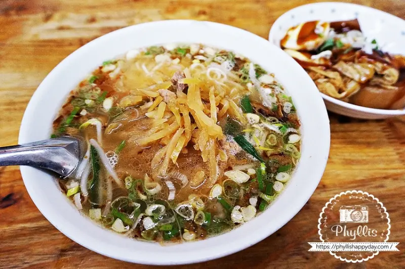 『龍潭-老街麵店』｜讓人持續回訪的銷魂榨菜肉絲麵、銅板價享受超豐富滷味拼盤｜龍潭必吃美食、龍潭小吃推薦！(龍潭美食懶人包持續更新中) - 相片中的菲莉絲