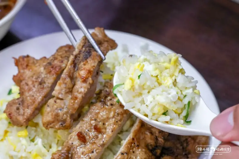 生意有夠好！網路狂推的好吃排骨蛋炒飯，亮點就是鼎泰豐師傅開的啦～