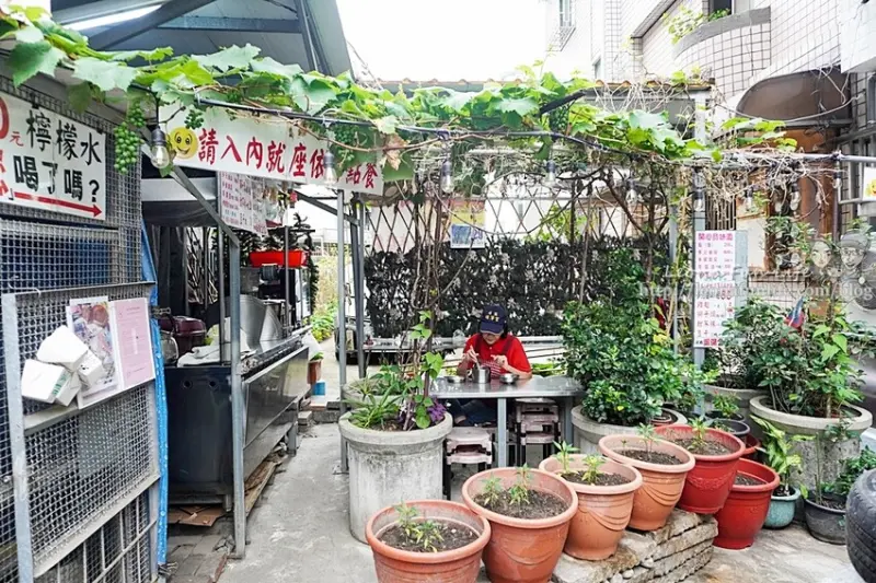 台中西區|都市中的開心農場，葡萄藤下好吃又平價滷味、茶葉蛋$10、獅子頭兩顆$40|開心品味園|審計新村旁