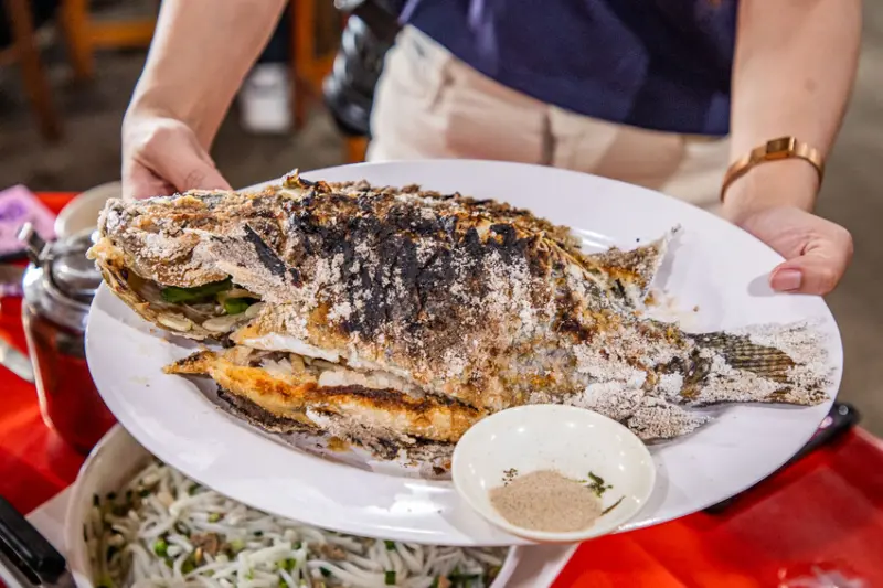 4-7休閒魚池餐廳｜地點偏僻照樣人山人海！活魚現烤鮮嫩鹽烤魚