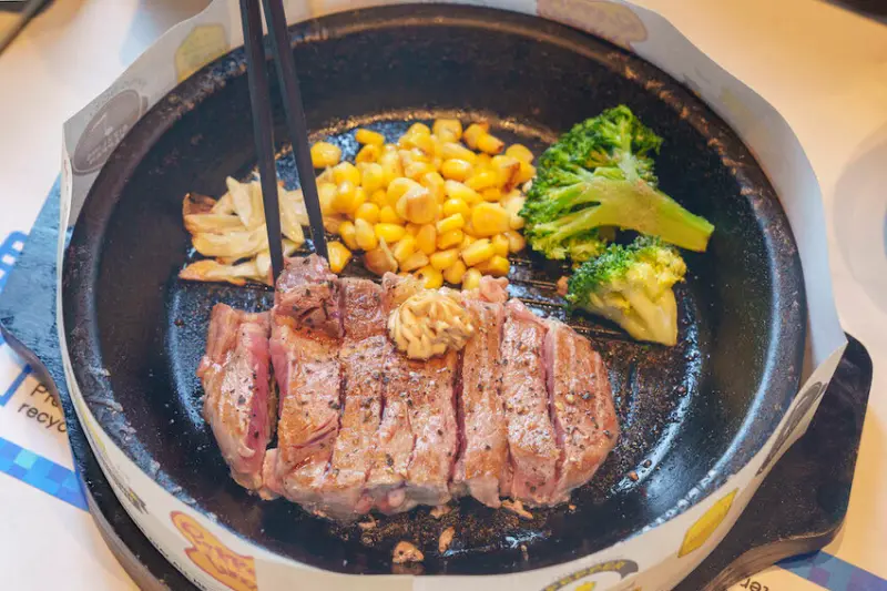 胡椒廚房 LaLaport 台中｜專利鐵板搭配秘方胡椒，原塊牛必吃～胡椒香氣四溢超下飯 · 算命的說我很愛吃