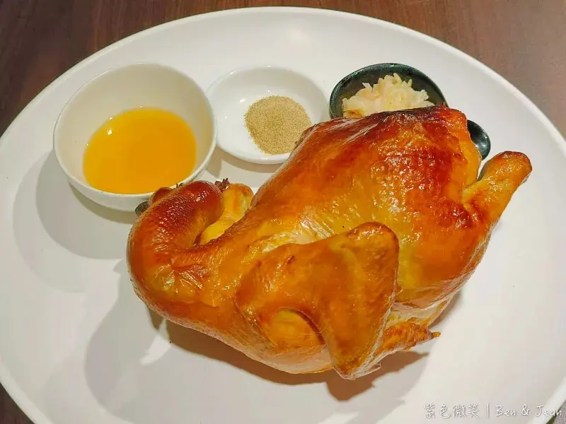 紅倉庫桶仔雞》香酥脆皮烤雞沒預約吃不到，三星蔥餅芋頭糕意外好吃，剝皮辣椒雞湯微辣清甜好喝(菜單)