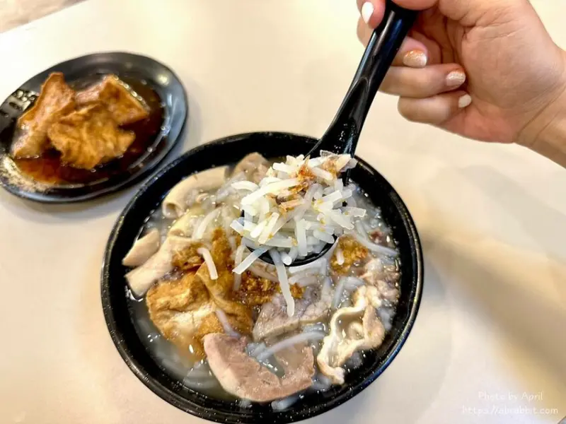 台北東區米粉湯-配料好多、湯頭好喝，一定要吃吃看