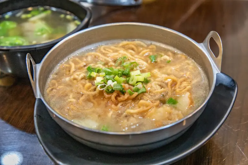 台南市中西區李媽媽民族鍋燒老店｜鍋燒意麵始祖是這家？！路邊攤起家經營60餘年鍋燒意麵