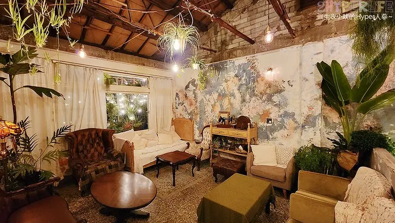 教師新村裡的超浪漫復古老宅餐9館！搭配古董老件傢俱和大量植栽，用餐氛圍超Chill～