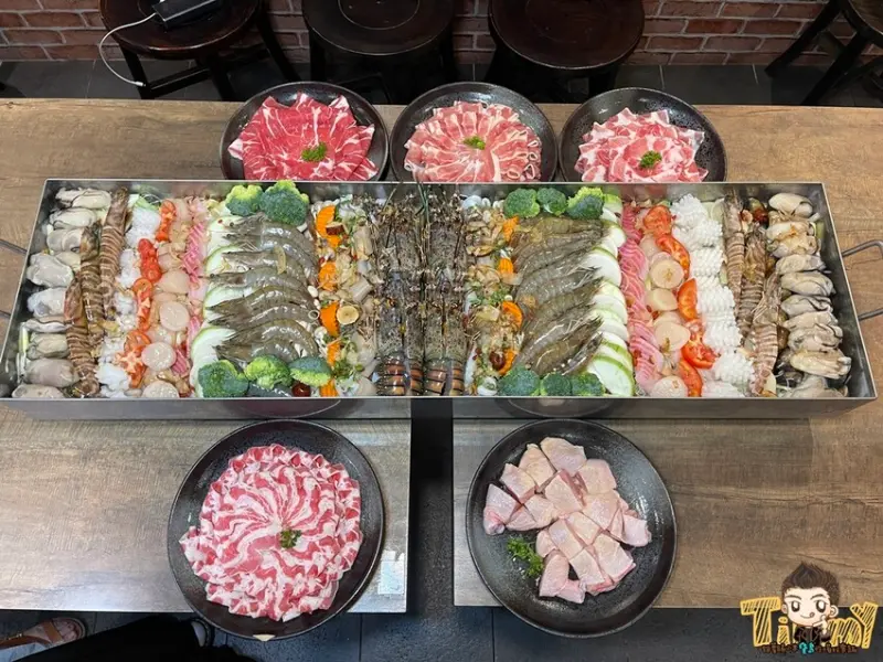 兩個人才搬得動8+9超浮誇海鮮大船火鍋！10人來都可以吃超飽！ 新竹石憶食鍋當月壽星打卡送鮮活蛤蠣51粒！ --跟著踢小米吃喝玩樂趣