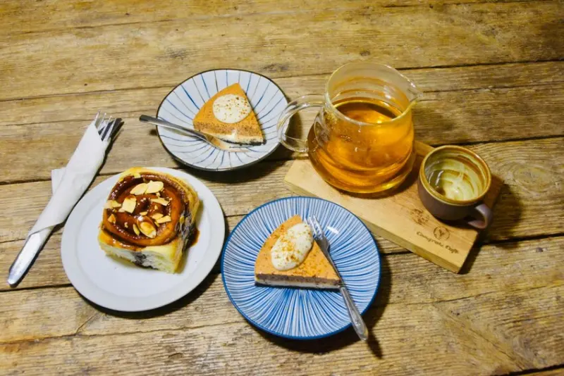 【台北大安區。咖啡館】隱藏在文昌家具街巷弄Congrats Café 肉桂捲必點 咖啡必喝 藝文必賞 難得的深夜咖啡館 愛就一起文青GO!