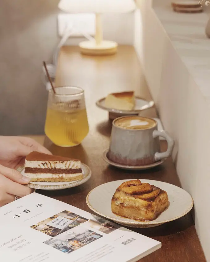 台中咖啡廳 老宅新生命～充滿設計感老宅咖啡廳，肉桂捲香氣四溢～鬆軟好吃