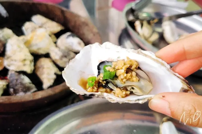 [嘉義東石]蚵老大海鮮碳烤。炭烤蚵仔吃到飽! 破布子炒水蓮&苦瓜鹹蛋也推薦! 東石漁人碼頭岸景觀海產餐廳