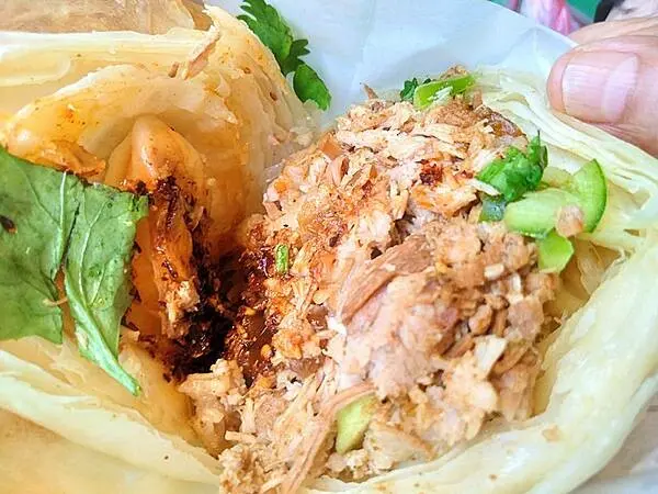 饒河夜市必吃｜【多多肉肉夾饃】陝西小吃，饃餅超級香酥脆，餅香肉香，香菜添香，青椒爽脆多汁解膩，平衡口