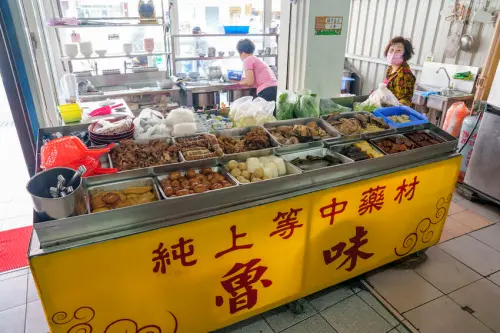 台南美食 賴家滷味麵食｜獨家冰鎮白滷味很涮嘴～多道工序清洗，口味清爽一吃停不下來