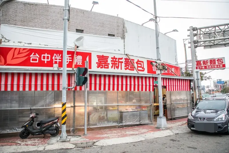 台中市清水區嘉新麵包點心行｜去麵包店買炸雞？麵包店裡的便宜好吃炸雞！