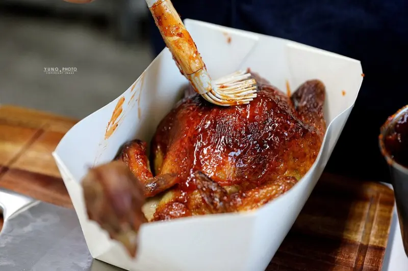 暗巷烤雞-復興總店 ｜每日限量現烤 沒預定根本買不到的奶油蒜香爆汁手扒雞！隱藏銷魂豬肋排也不能錯過。菜