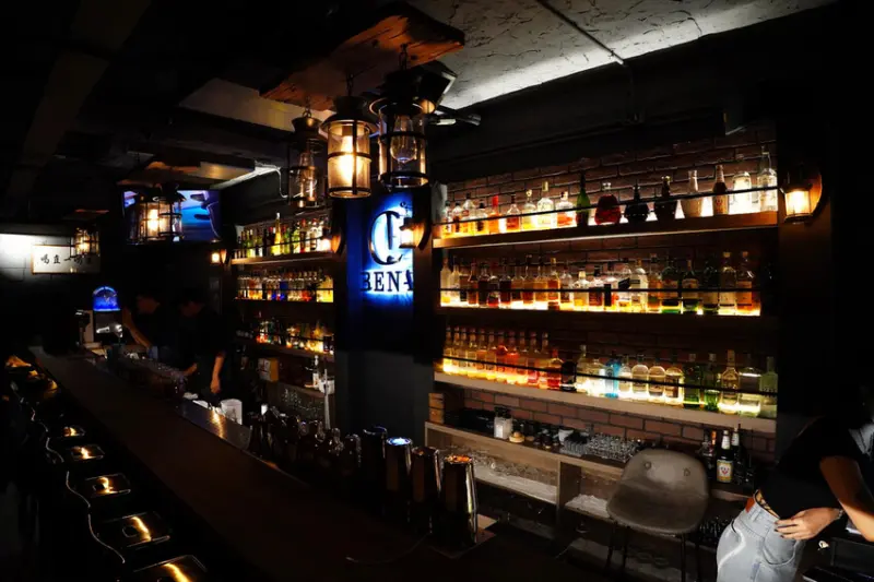 台南餐酒館【貝納餐酒館】聚餐約會好去處│不收服務費│KTV包廂嗨歌喝酒吃美食│餐點比預期中還美味│雞尾酒特調/無酒精特調