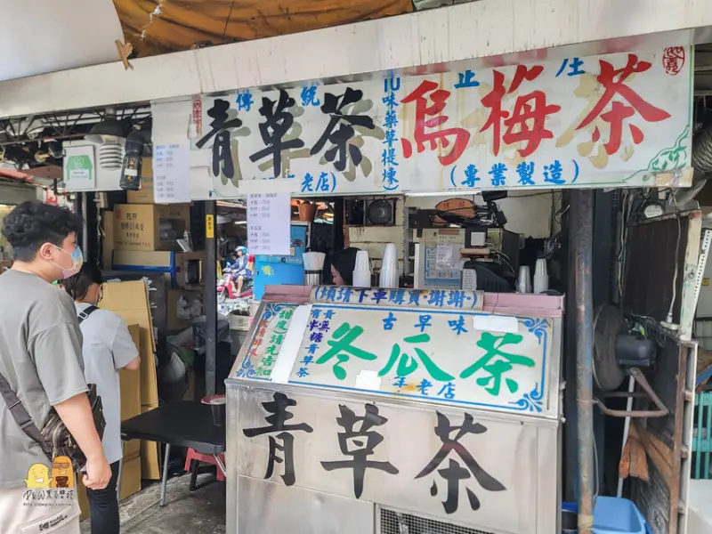 ▲三重銅板小吃推薦：天一青草茶，小杯25元、中杯35元、大瓶80元 /D&W黑白雙搭 提供、WalkerLand窩客島整理