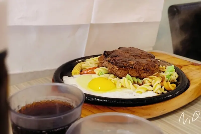 [新北三峽]特點平價牛排。嫩煎菲力牛排配彩色螺旋麵。三種麵條三種醬料任意搭配! #北大特區