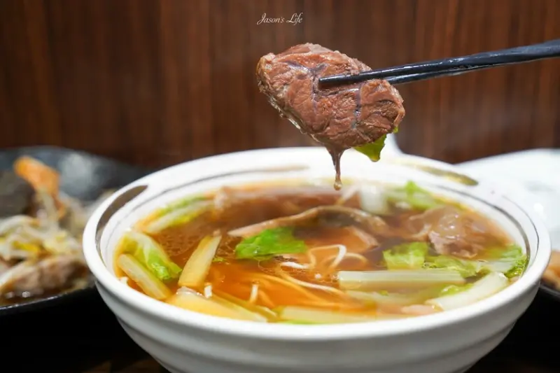 台中市北區【台中北區│美食】洄味牛肉麵崇德店。台中牛肉麵推薦，36小時熬煮湯頭，濃郁而不油，牛肉肉塊不手軟