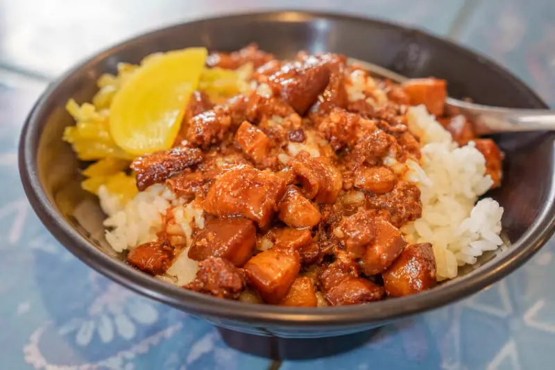 溪湖美食 老巫麵線糊｜滿滿膠質的滷肉飯、大腸麵線、臭豆腐必點