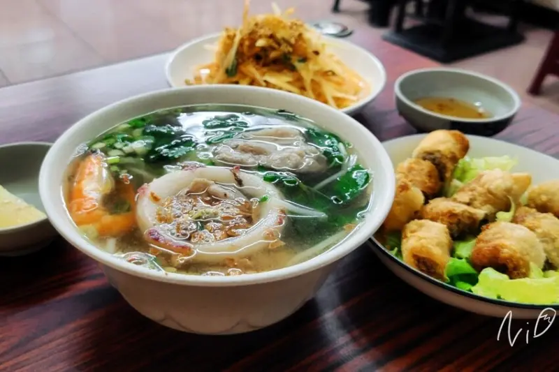 [嘉義西區]吳哥窟美食。金邊海鮮湯米線/芋頭豬肉炸春捲/涼拌雙色木瓜絲 #柬埔寨料理