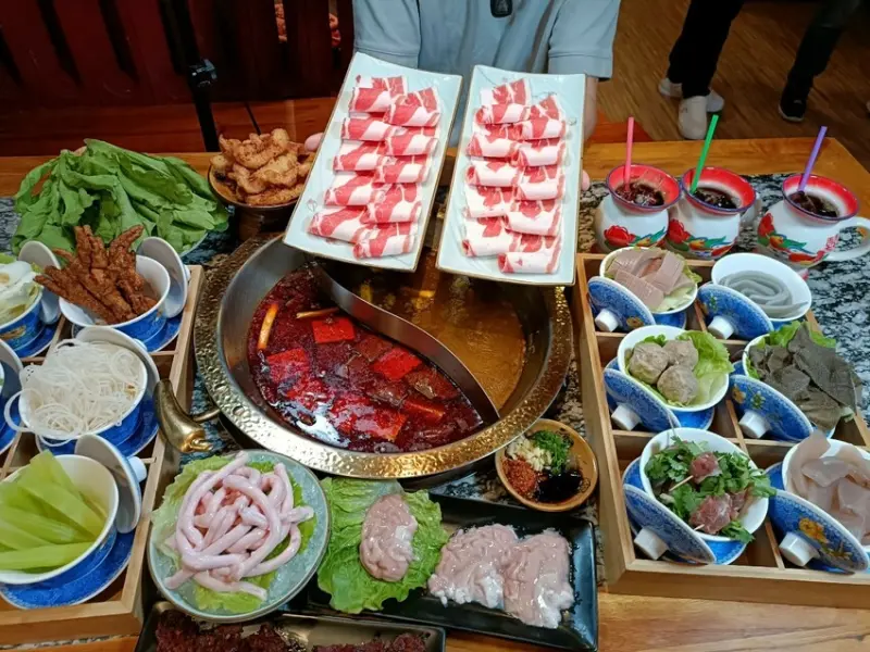 不用飛到重慶就可以吃到道地的重慶蓋碗火鍋，芍粉.香菜牛肉,豬腦花,金錢肚丟到紅鍋裡面涮都好吃到一個不行！