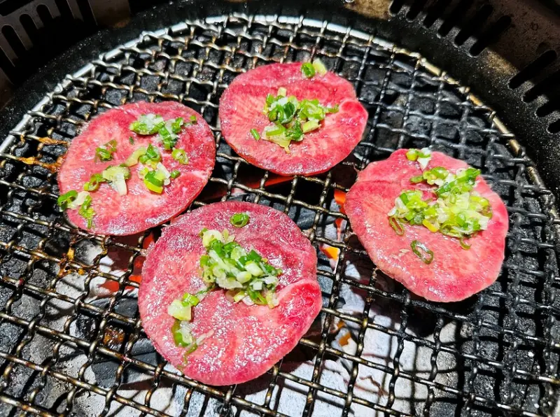 【狸小路燒肉專賣店】基隆超人氣燒肉推薦！激推頂級奢華「日本和牛雙人饗宴」超吸睛華麗九宮格儀式感滿點！嫩滑多汁『日本A5和牛』一吃入魂～