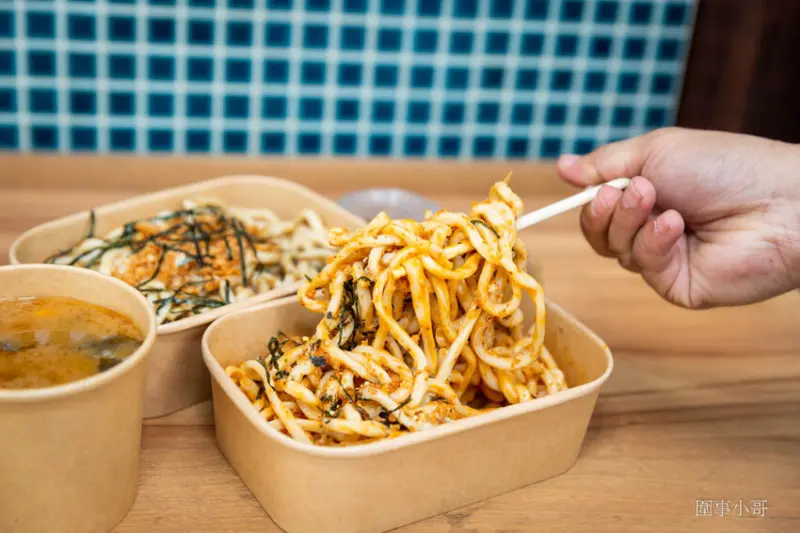 桃園平鎮過嶺美食-夏天就是想吃冷麵啦！穿梭在平鎮過嶺的饕御冷麵餐車來囉～要為大家送上涼爽又美味的皮蛋油條冷麵跟芝麻辣拌麵喔喔喔！