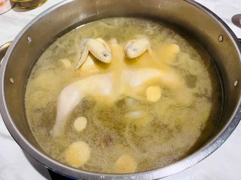 【朋月栻 宗음식含吃一隻雞 土城店】『招牌一隻雞湯』不用遠赴韓國美味經典呈現！超浮誇霸氣海鮮盆挑戰痛風極限！