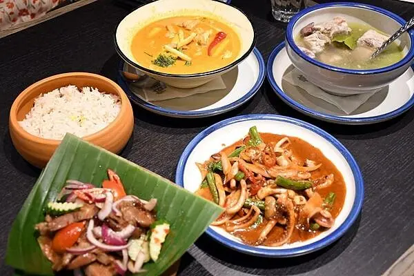 連續六年榮獲米其林必比登推薦的泰國餐廳高雄據點降落在夢時代啦！【帕泰家 Baan Phadthai】讓我瞬間有種重