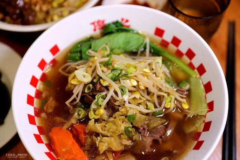 傷心牛肉麵｜入口即化的滷牛腱也太銷魂！台中西區向上市場美食 傷心餐飲企業新品牌。菜單價位(台中西區)