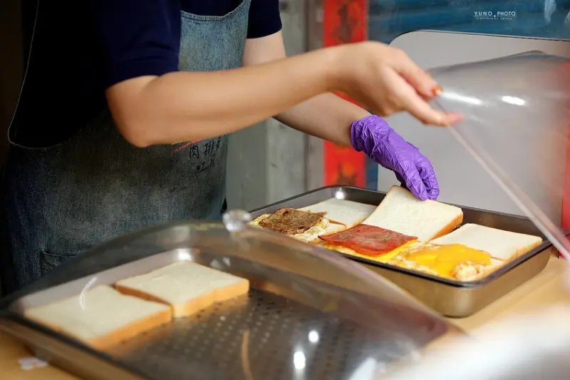 晨吉司漢肉排蛋吐司-社頭員集店｜吐司控必訪！清晨五點半就開賣 不烤不切邊超軟綿肉排蛋吐司。菜單價位