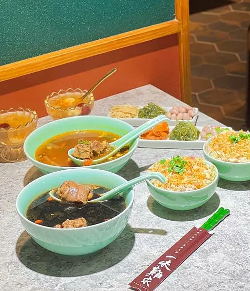 台北市大安區「台北東區」一味難求，台北東區美食推薦 每日限量25碗如膠似漆珍補湯 台北最好吃雞肉飯 黃金蔥酥 雞腿肉丁