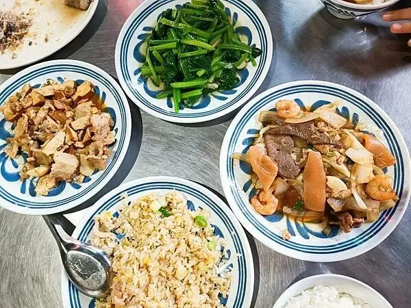 高雄市鹽埕區媽媽今天休息吧！適合小家庭一起用餐的【29號各式小炒】推薦給大家！平價熱炒、乾淨的環境，用餐起來好舒服