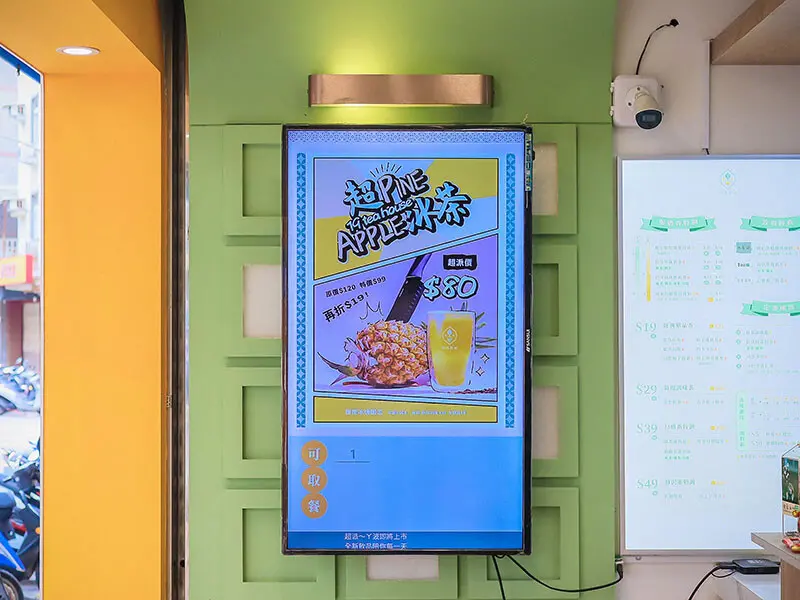 「超派~」拾汣茶屋新竹竹科店推出PINEAPPLE超派鳳梨冰茶，拳上Tha Cage 終於之戰「中焙生」乳紅茶你喝過了嗎