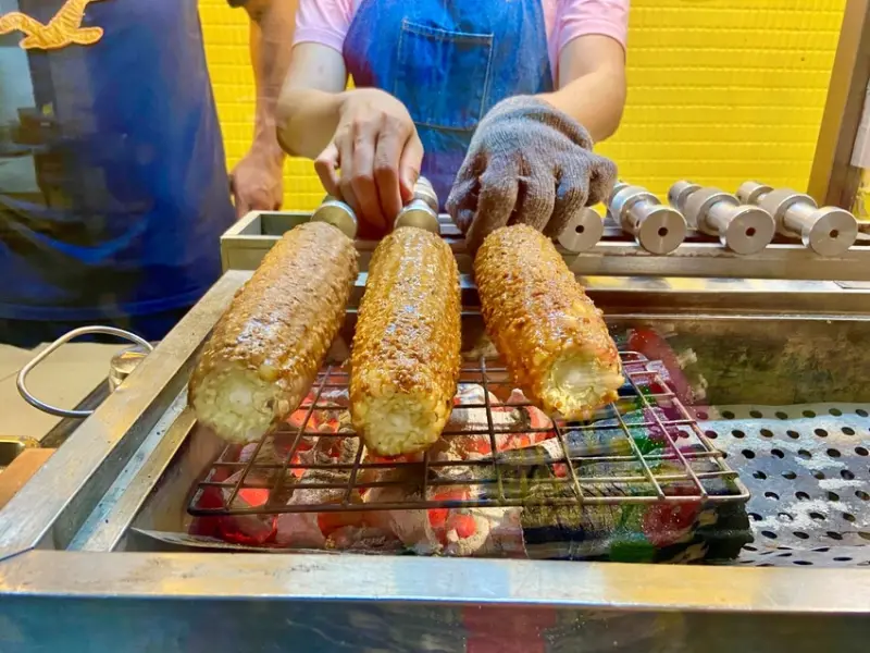 內湖私房口袋名單推薦 哈拉影城 賣烤玉米的小女孩 香噴噴的炭烤玉米，讓你欲罷不能