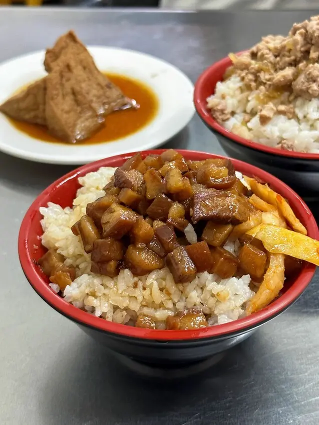 [台中北屯] 明財清粥小菜｜銅板價開吃 各式青菜一盤只要30元！每日多達10多樣家常菜可選擇｜小資族宵夜首選｜內附菜單 - 萍姐愛分享