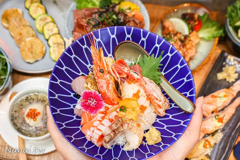 用餐時間一位難求！隱身員林消防隊旁日式小店，大推海鮮丼飯,炙燒安格斯牛丼飯，免服務費