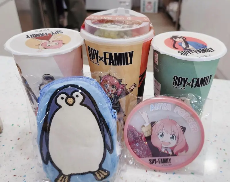 「SPY x FAMILY 間諜家家酒」 x「果霸茶」手搖飲聯名小物全員熱鬧登場！!～台灣當季水果製作飲品，疊滿滿果粒維他命能量爆表!!
