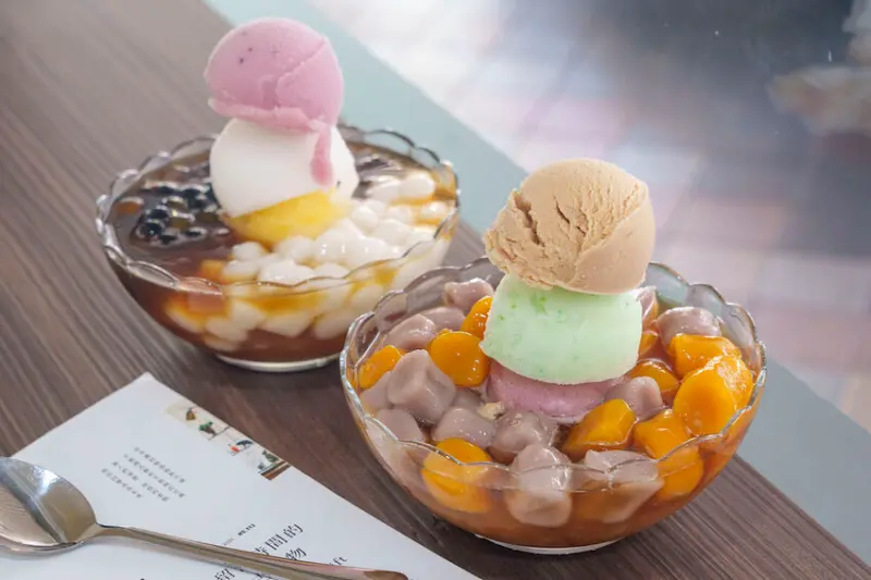 疊成一碗冰山！超澎湃「豆花尬上冰淇淋」，搭配「海量芋圓」讓你嚼不停！