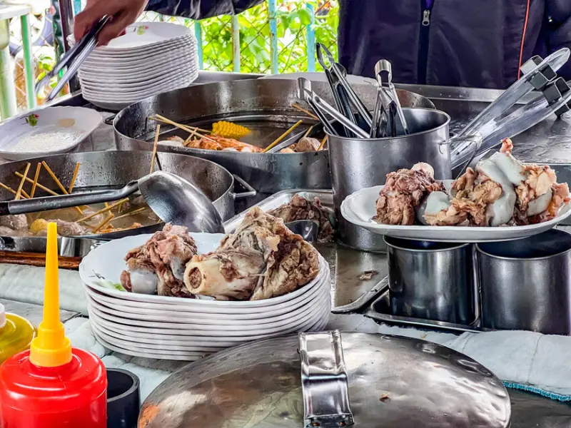 阿雪黑輪｜藏身快速道路下的排隊黑輪攤，兩大根大骨只要銅板價