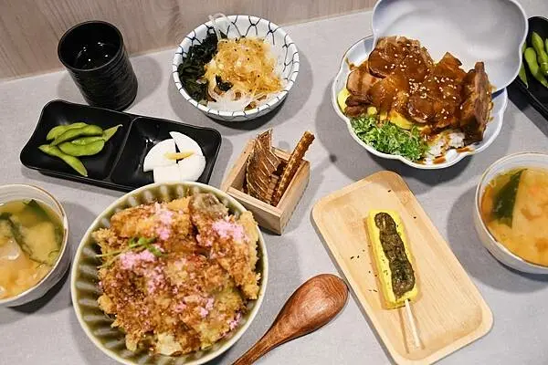 【玉子屋丼飯專賣店】讓人不可忽視的濃濃日式小轉角，每到用餐時間人滿滿，具有特色的丼飯、玉子燒吃得好滿