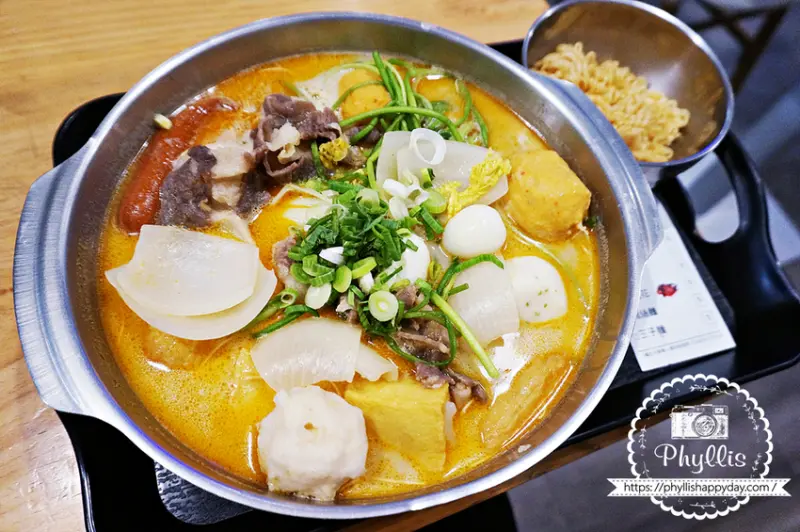 幹麻？豚骨麻辣燙 (中壢店) 晚餐宵夜人潮不斷 秤重滷味 溫順麻而不辣好入口的中壢人氣滷味店！ - 相片中的菲莉絲