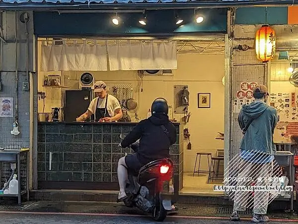 台北文山-[咖哩飯店] 木柵恆光街近政大，三席限定內用超迷你店鋪，職人質感擺盤精緻高水準，美味細膩香料咖哩與舒肥雞肉，低調高人氣隱密無招牌街邊店