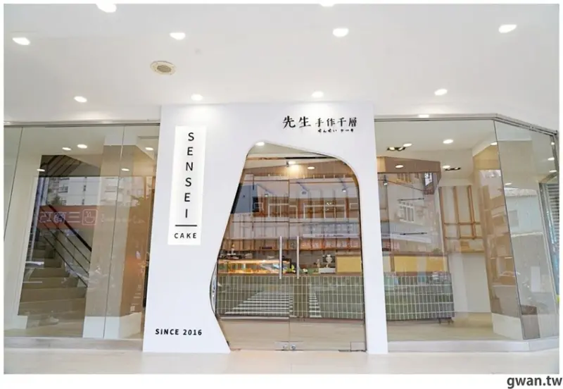 先生千層台中新店開幕，三層樓空間搭配大片落地窗，獨家限定可麗露，晚來就吃不到啦！