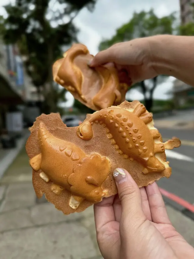 [桃園中壢] 恐龍愛吃雞蛋糕｜脆皮雞蛋糕｜麵糊不加一滴水｜6隻超可愛的恐龍造型｜外酥內Ｑ｜內附價目表 - 萍姐愛分享