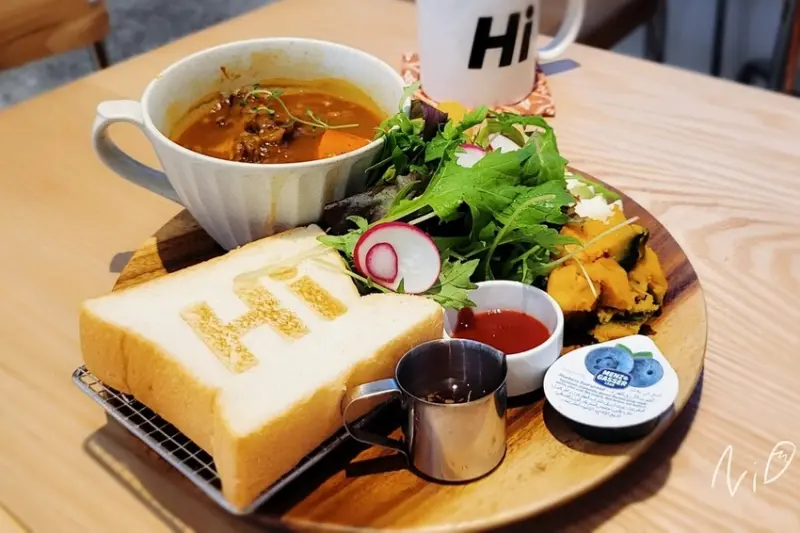 [台北萬華]HiHi coffee。法式紅酒燉牛肉/Hi!小生厚片吐司/貝比生菜/綠荳蔻香料拿鐵。西門町商圈新開幕咖啡早午餐廳