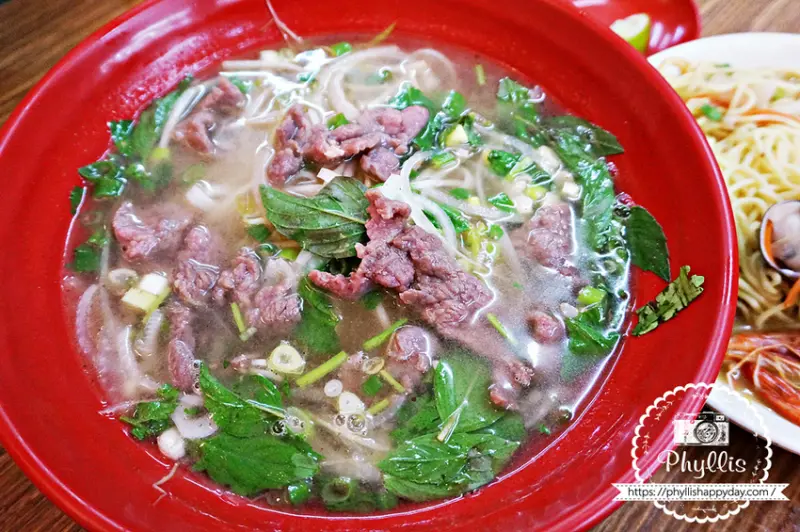 台越小吃 龍潭市場內排隊人氣美食 內用外帶通通要等 越南小吃 越南美食 - 相片中的菲莉絲