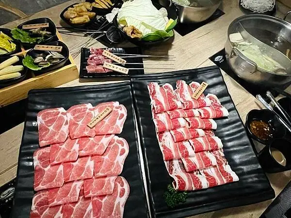 花蓮縣花蓮市||吃。花蓮|| 串串門子鴛鴦鍋 好吃質感好的麻辣鍋+串串