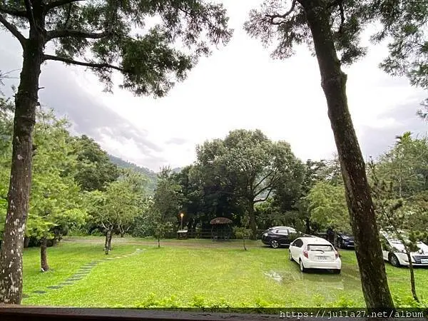 【南投 民宿】開箱-南投國姓覓境露營，這次是住小木屋特區，大露台解救了下雨天我們還可以有好好撒野的空間！