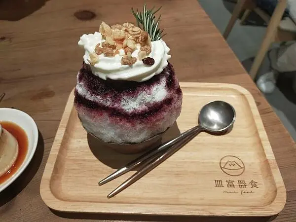 新竹皿富器食 minfood~主打精緻的日式餐點~麵食和刨冰~清新日系風格~温馨的用餐氛圍~離巨城購物中心很近喔~