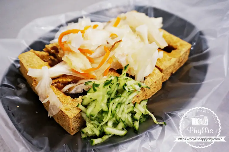 夯臭豆腐(中原店) 酥脆臭豆腐 泡菜酸甜好滋味 內用小黃瓜絲免費續加 中原美食推薦 - 相片中的菲莉絲